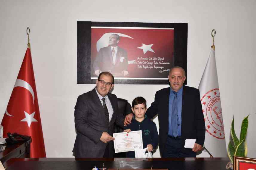 Trabzon’da ödül alan öğrenciden duygulandıran davranış