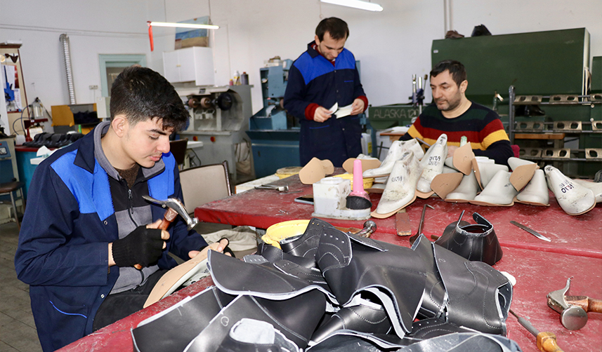 Trabzon'da üretilen kışlık ürünler deprem bölgesine gönderiliyor