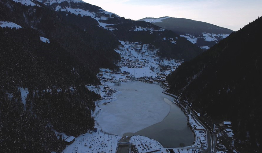 Trabzon'da Uzungöl'ün buz tutmuş hali böyle görüntülendi