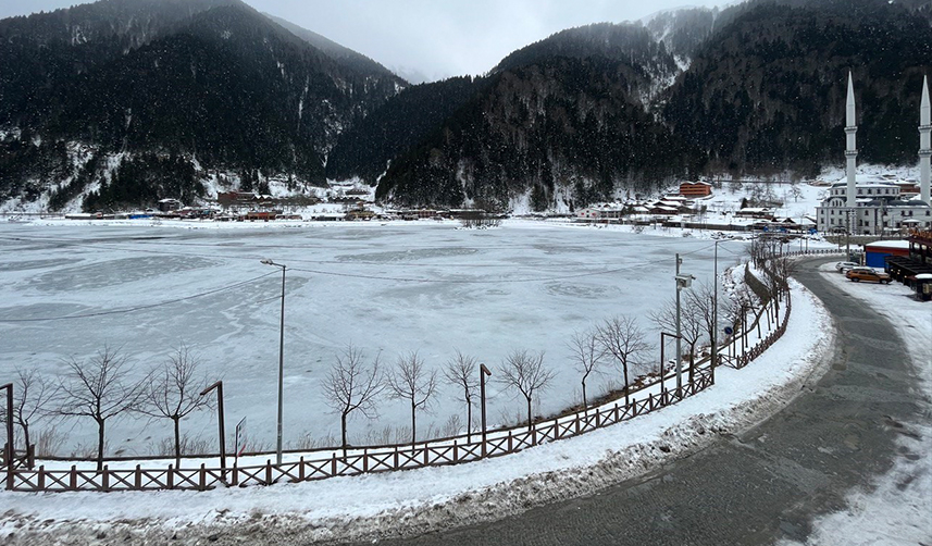 Trabzon'da Uzungöl'ün buz tutmuş hali böyle görüntülendi