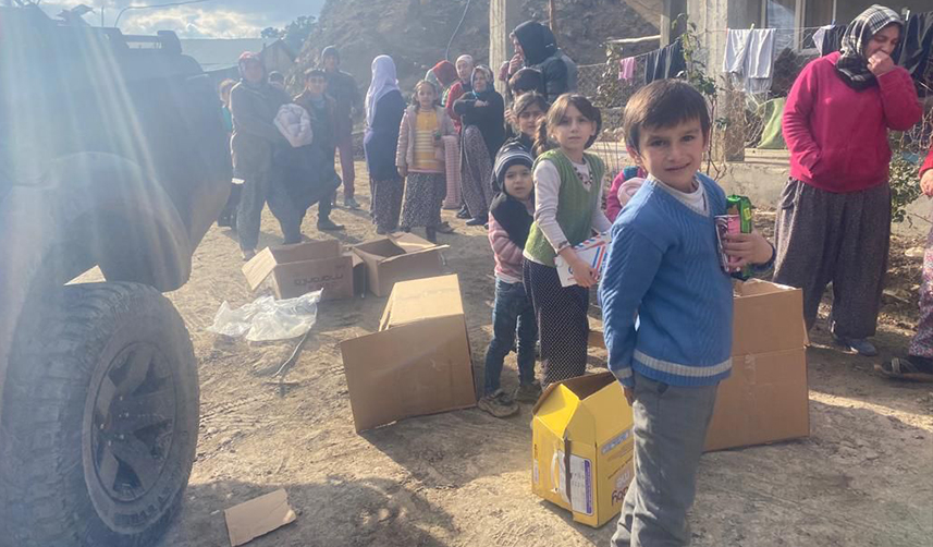 Trabzon'dan deprem bölgesine giden 'Off-Road'cular ulaşımı zor yerlere yardım götürüyor