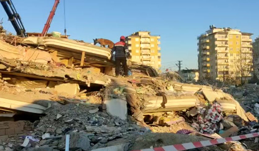 Trabzon'dan deprem bölgesine gittiler, 14 kişiyi sağ kurtardılar: 'Demirleri elimizle büktüğümüz oldu'