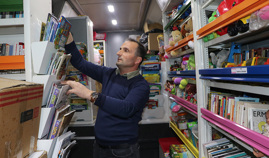 Trabzon'dan yola çıkan gezici kütüphane otobüsü hediyelerle dolduruldu