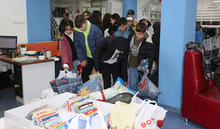 Trabzon'dan yola çıkan gezici kütüphane otobüsü hediyelerle dolduruldu