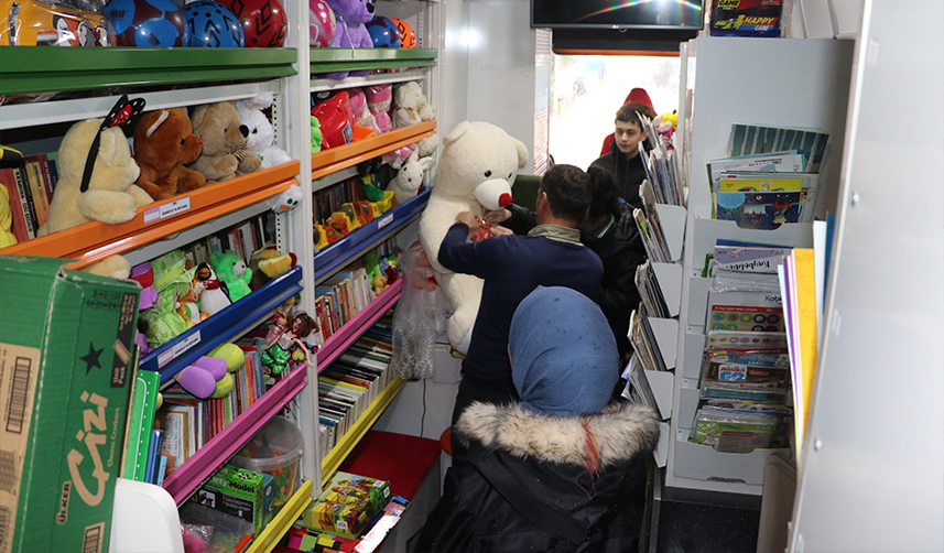 Trabzon'dan yola çıkan gezici kütüphane otobüsü hediyelerle dolduruldu