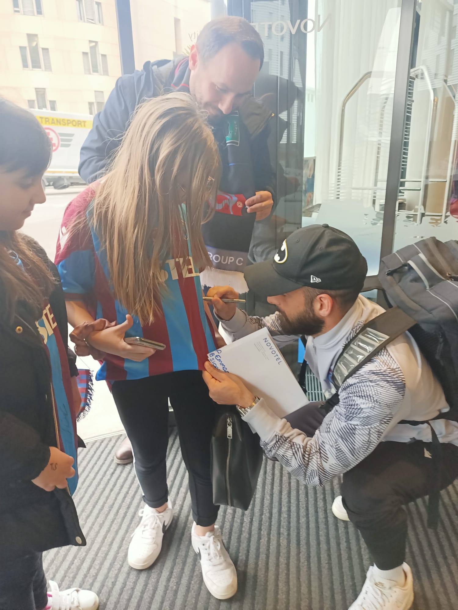 Trabzonspor Basel’de çiçeklerle karşılandı