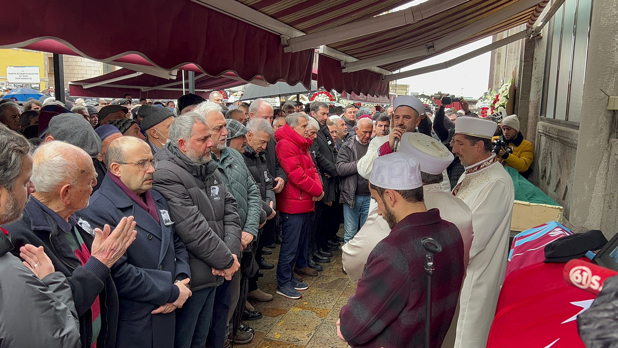 Trabzonspor efsanesi Ahmet Suat Özyazıcı son yolculuğuna uğurlandı