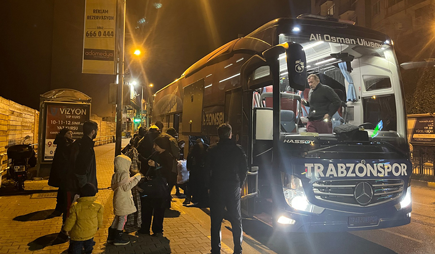 Trabzonspor takım otobüsü depremzedeleri getirdi