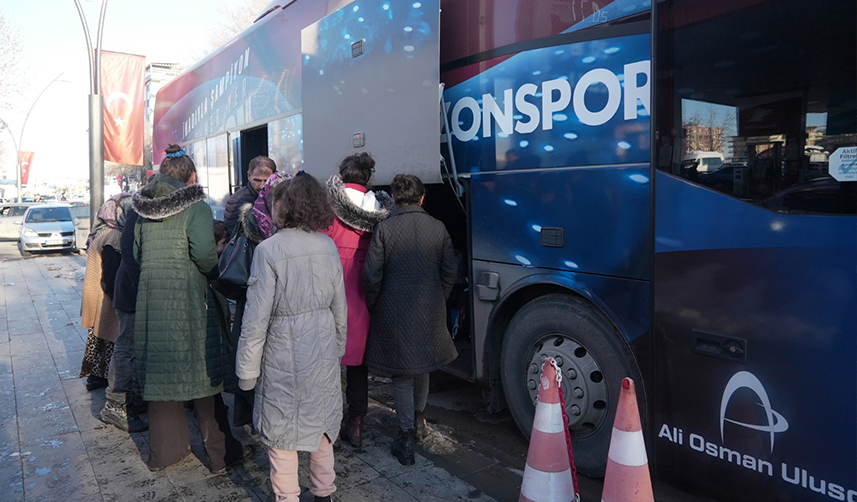 Trabzonspor takım otobüsü depremzedeleri getirdi