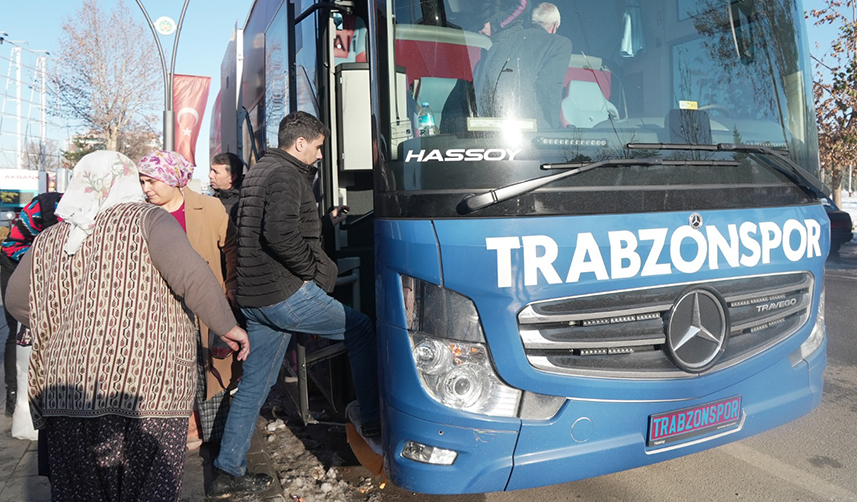 Trabzonspor takım otobüsü depremzedeleri getirdi