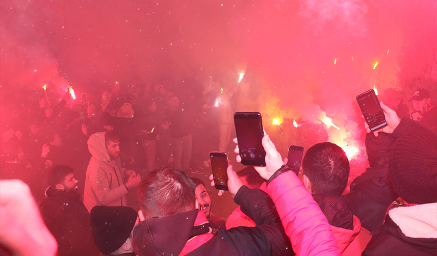 Trabzonspor'a olan borçlarını ödediler meşalelerle kutladılar