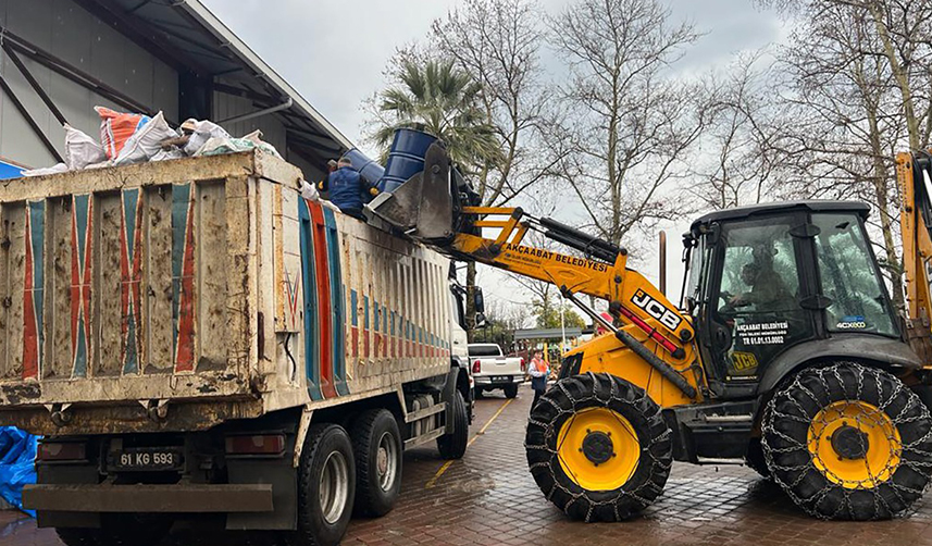 Trabzon'un Akçaabat Belediye Başkanı Ekim, deprem bölgesinde