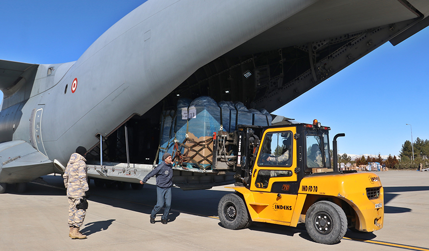 TSK hava araçları depremzedeler için seferber oldu