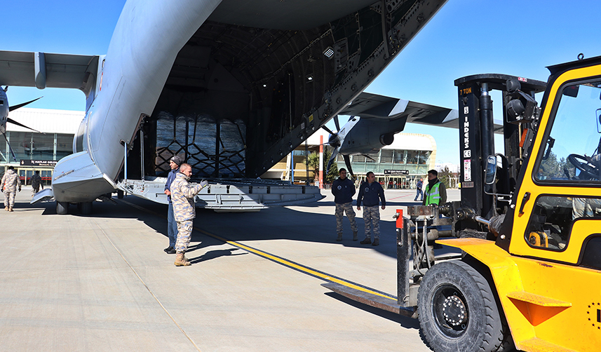 TSK hava araçları depremzedeler için seferber oldu
