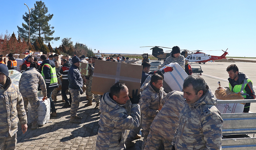 TSK hava araçları depremzedeler için seferber oldu