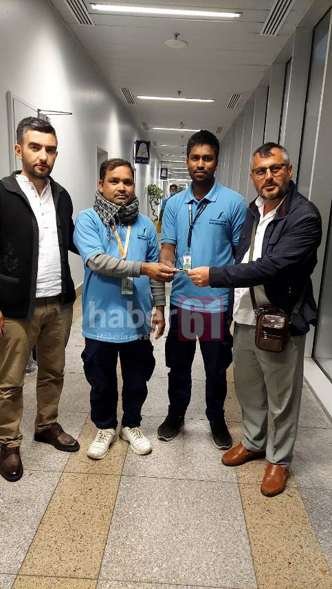 Umre’den dönen Trabzon kafilesini durdurup depremzedelere yardım yolladılar