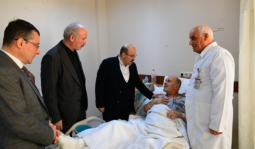 Vali Ustaoğlu'ndan Trabzon'da tedavi gören depremzedelere ziyaret