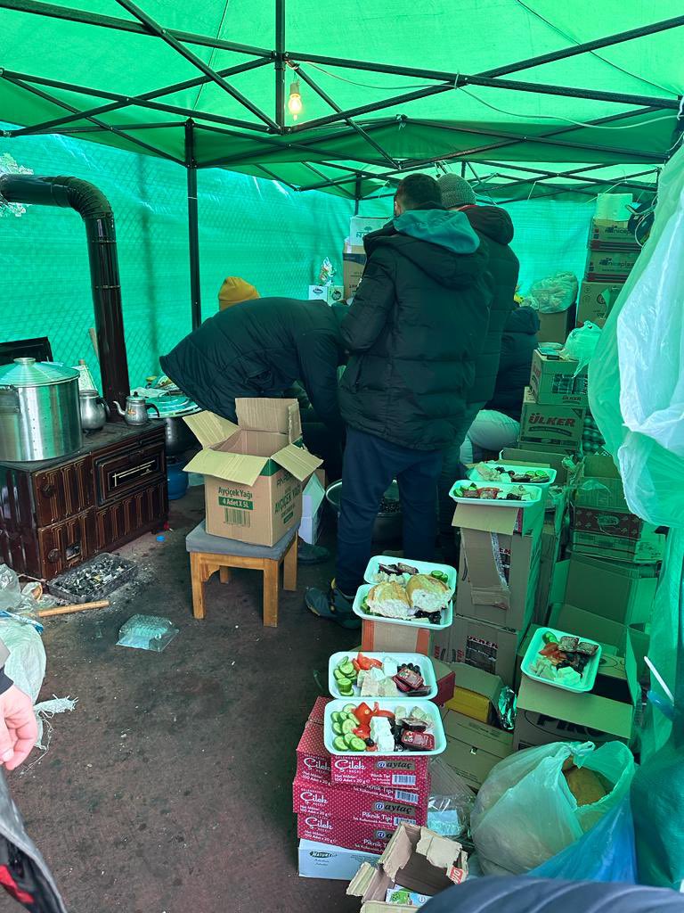 Trabzonspor taraftarlarından gururlandıran hareket! Depremzedeler için aşevi