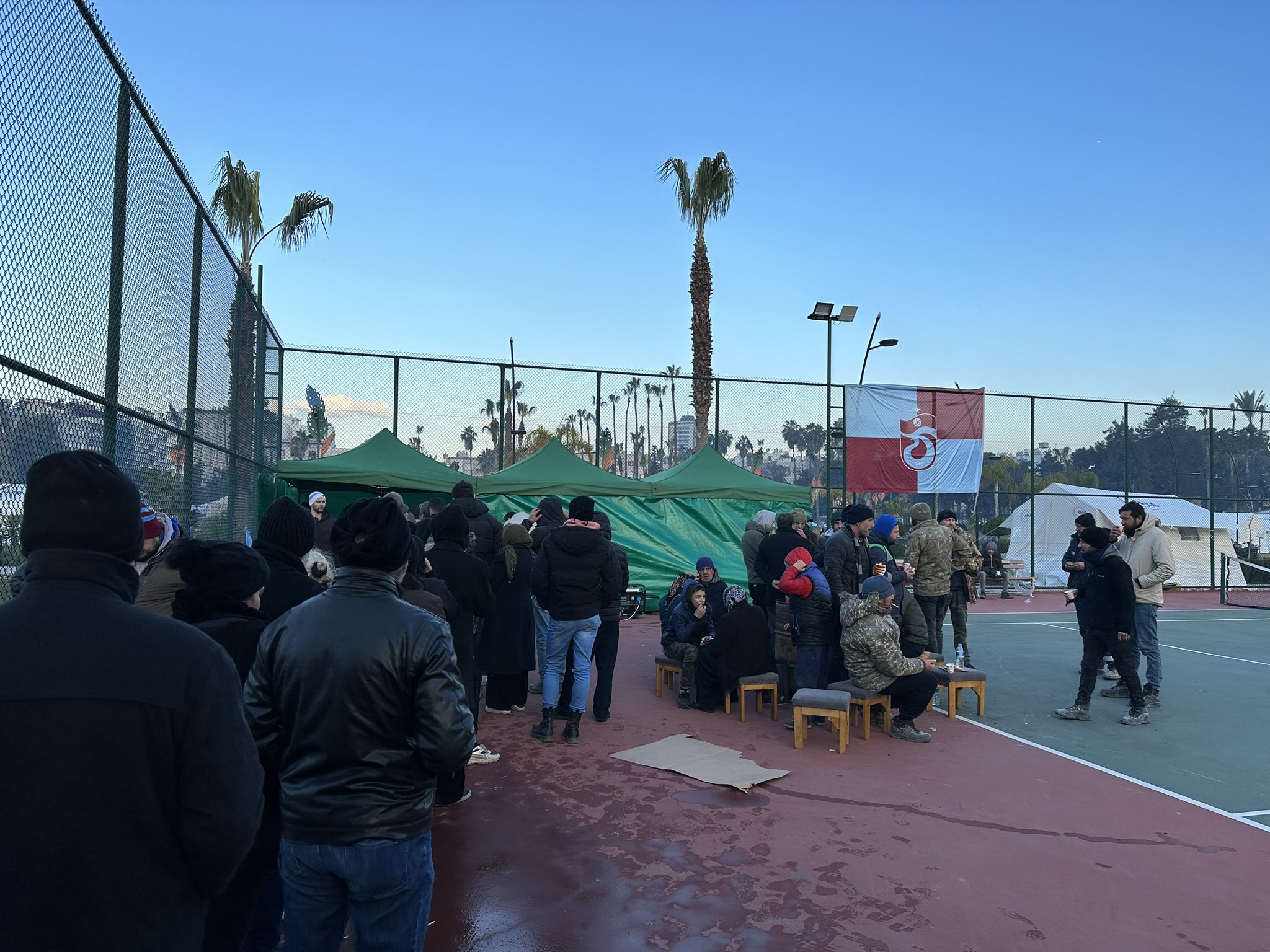 Trabzonspor taraftarlarından gururlandıran hareket! Depremzedeler için aşevi