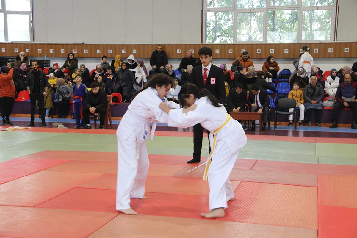 Trabzon'da judo turnuvası nefes kesti