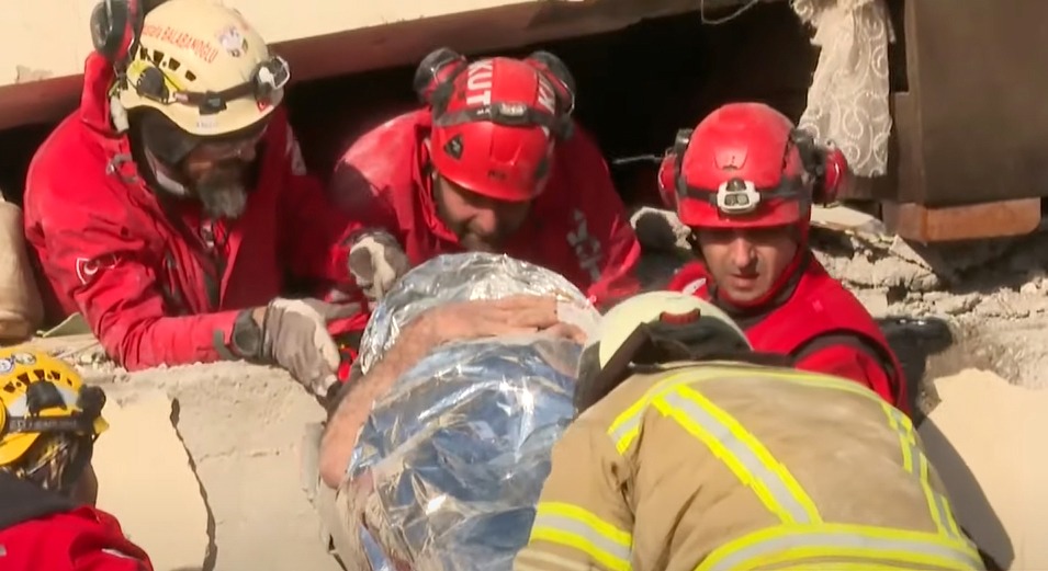 Trabzon’dan giden AKUT ekibi Kahramanmaraş’ta 3 kişiye nefes oldu