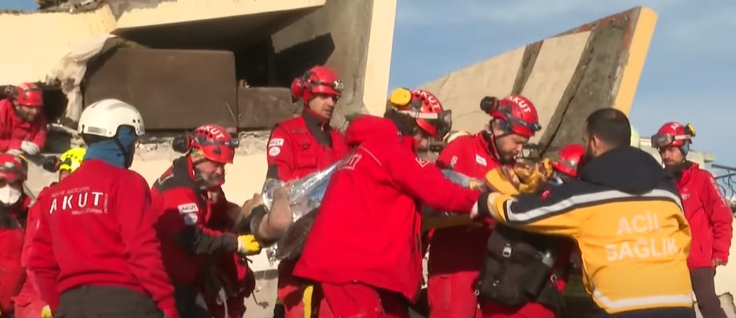 Trabzon’dan giden AKUT ekibi Kahramanmaraş’ta 3 kişiye nefes oldu
