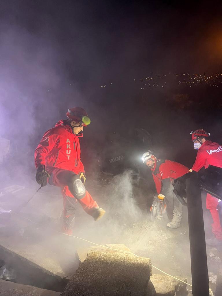 Trabzon’dan giden AKUT ekibi Kahramanmaraş’ta 3 kişiye nefes oldu