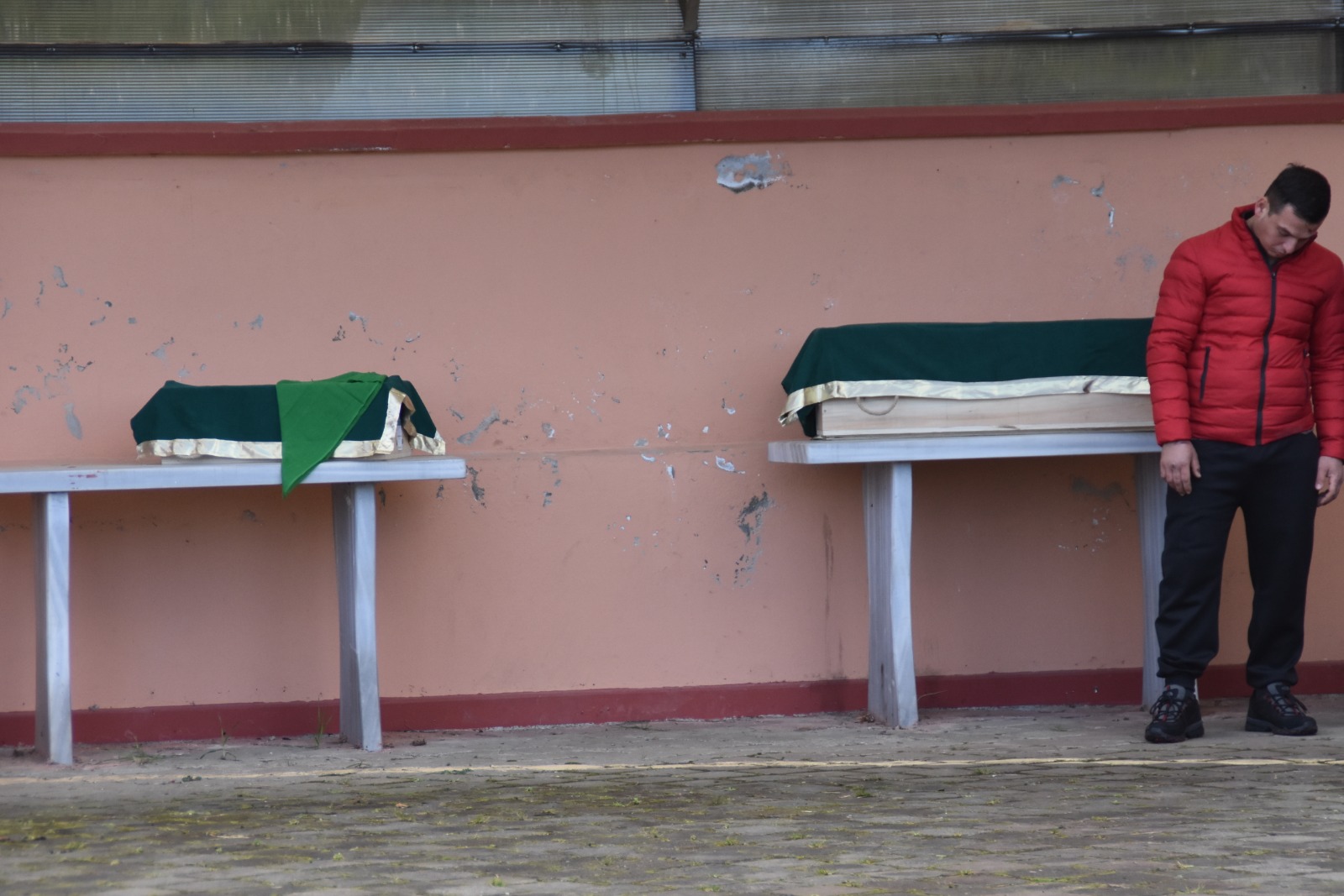 Depremde hayatını kaybeden iki kardeş Trabzon'da yan yana defnedildi! 