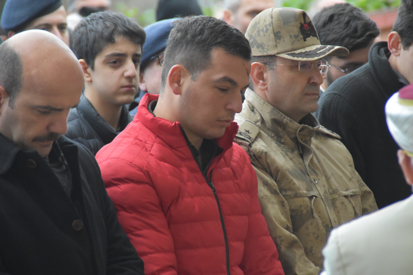 Depremde hayatını kaybeden iki kardeş Trabzon'da yan yana defnedildi! 