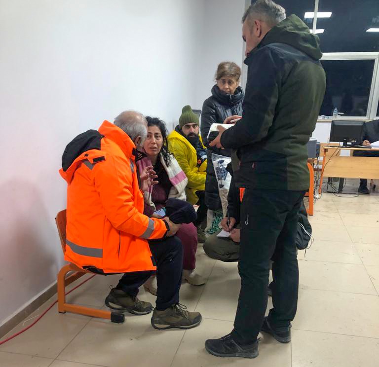 Başkan Zorluoğlu Maraş'ta depremzedelerle yakından ilgileniyor