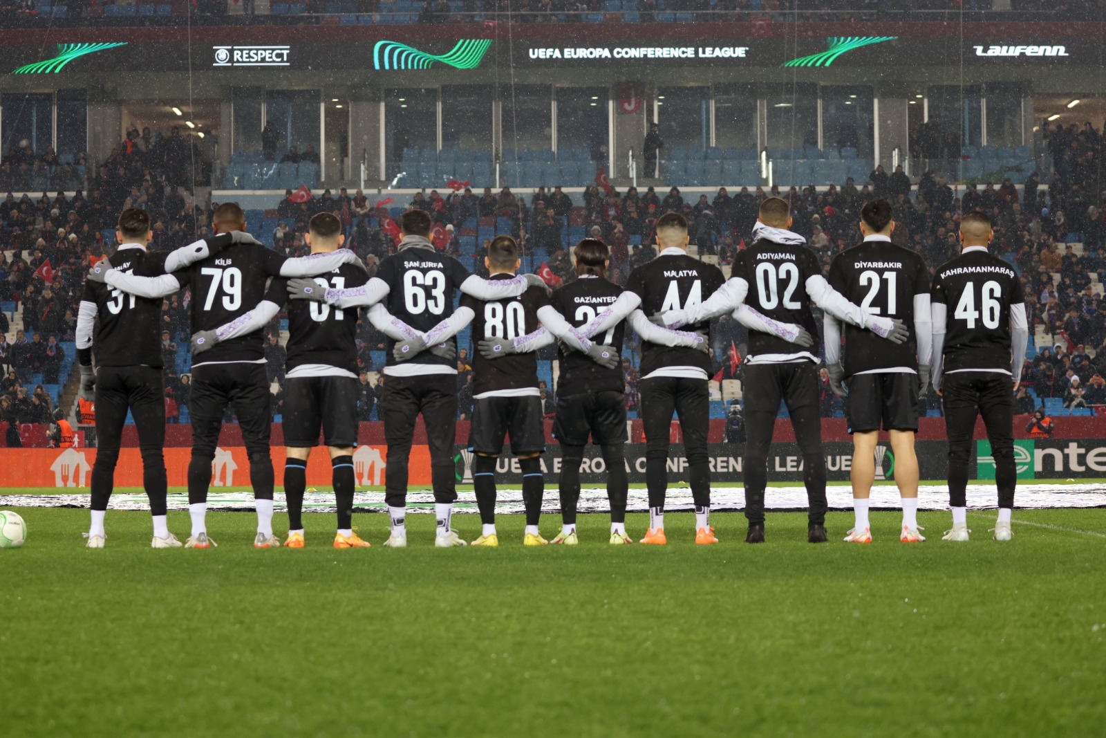 Trabzonspor sahaya böyle çıktı! Her futbolcuya bir il