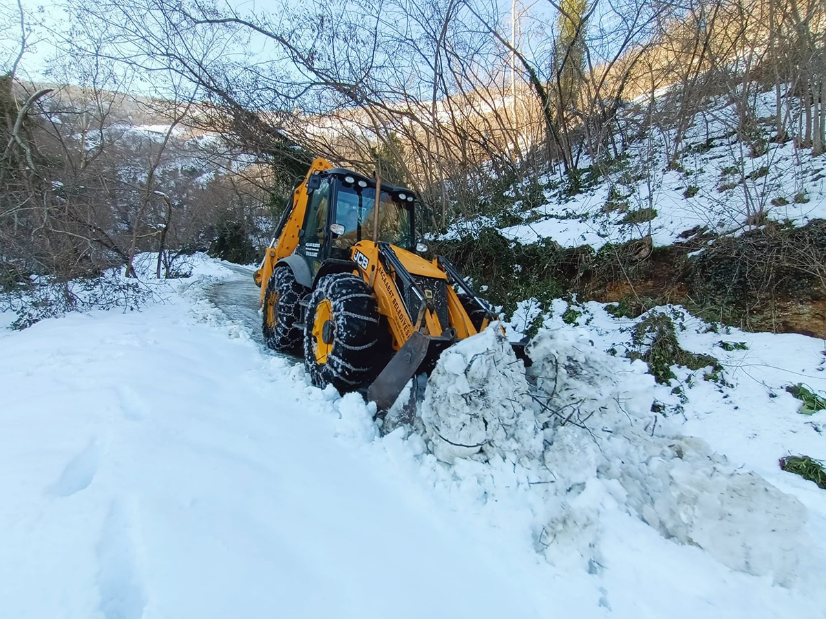 Akçaabat'ta karla mücadele çalışmaları sürüyor