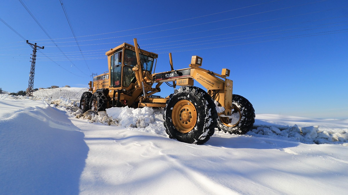 Akçaabat'ta karla mücadele çalışmaları sürüyor