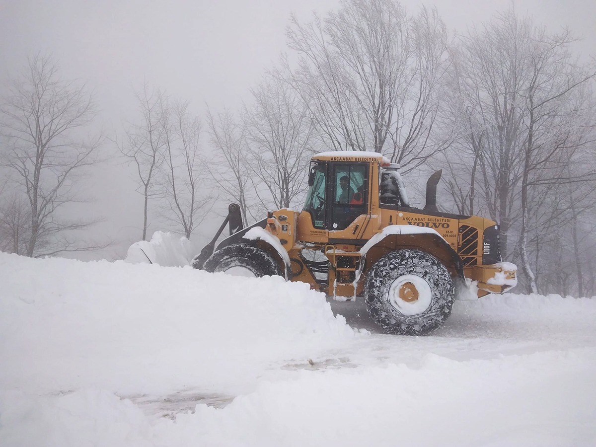 Akçaabat'ta karla mücadele çalışmaları sürüyor