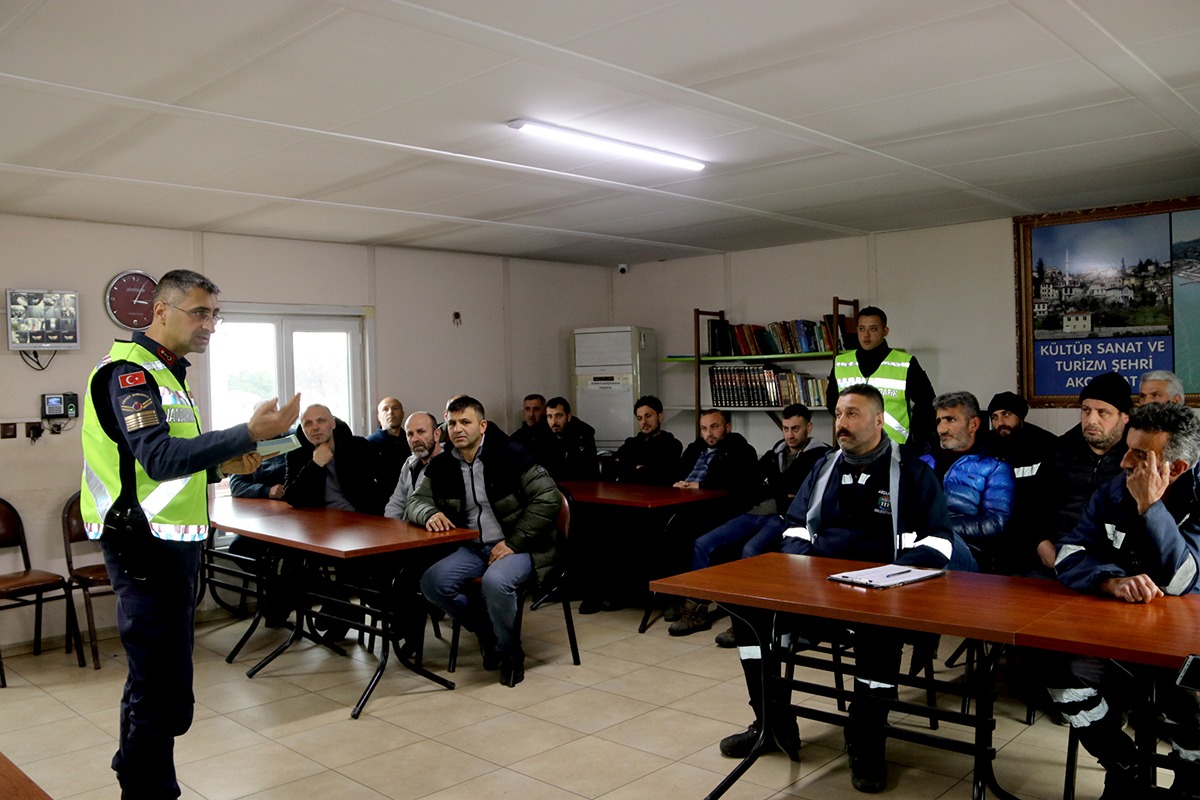 Trabzon'da belediye personeline trafik kuralları semineri verildi