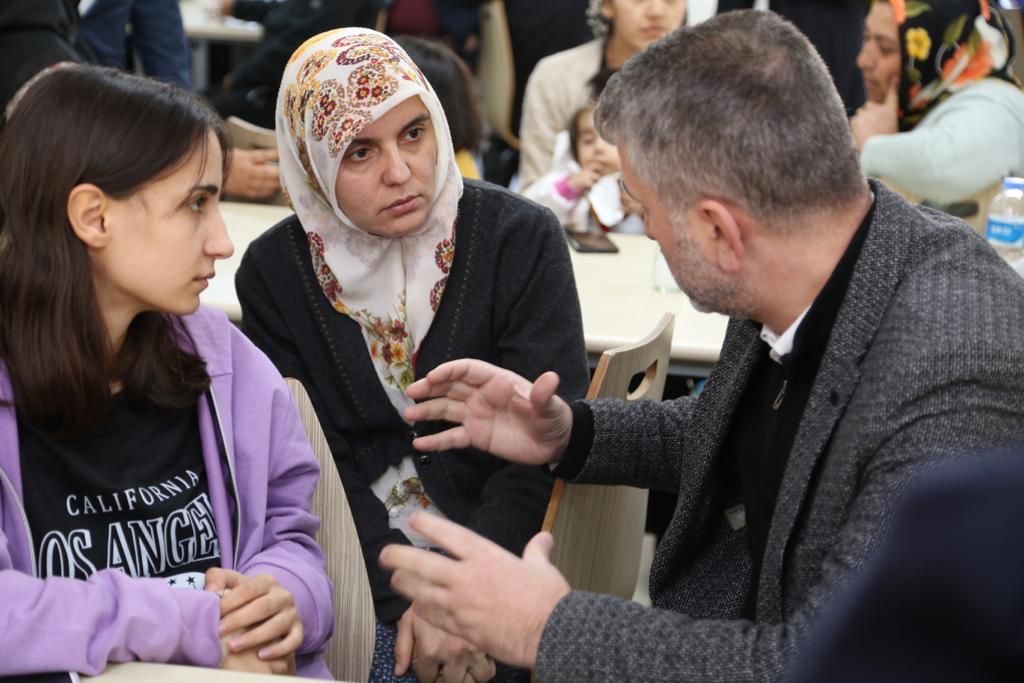 Başkan Mumcu KYK Yurtlarındaki depremzedeler ile buluştu