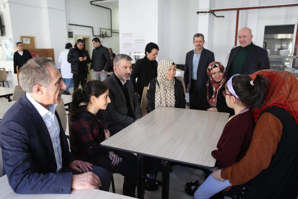 Başkan Mumcu KYK Yurtlarındaki depremzedeler ile buluştu