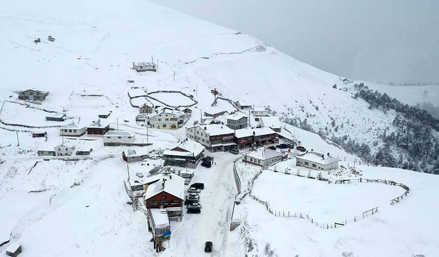 Zigana Dağı'nda kar ve sis etkisini gösterdi