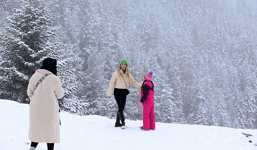 Zigana Dağı'nda kar ve sis etkisini gösterdi