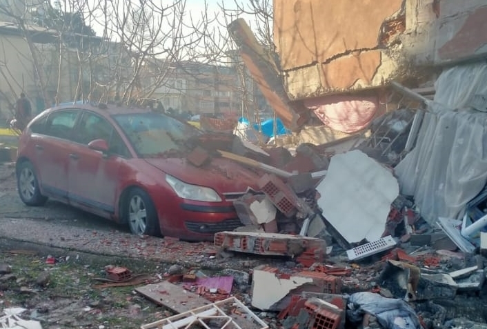 Trabzon'a yerleşen depremzede aile o anları anlattı! Enkazda gördüğü boşluk yaşam çıkışı oldu