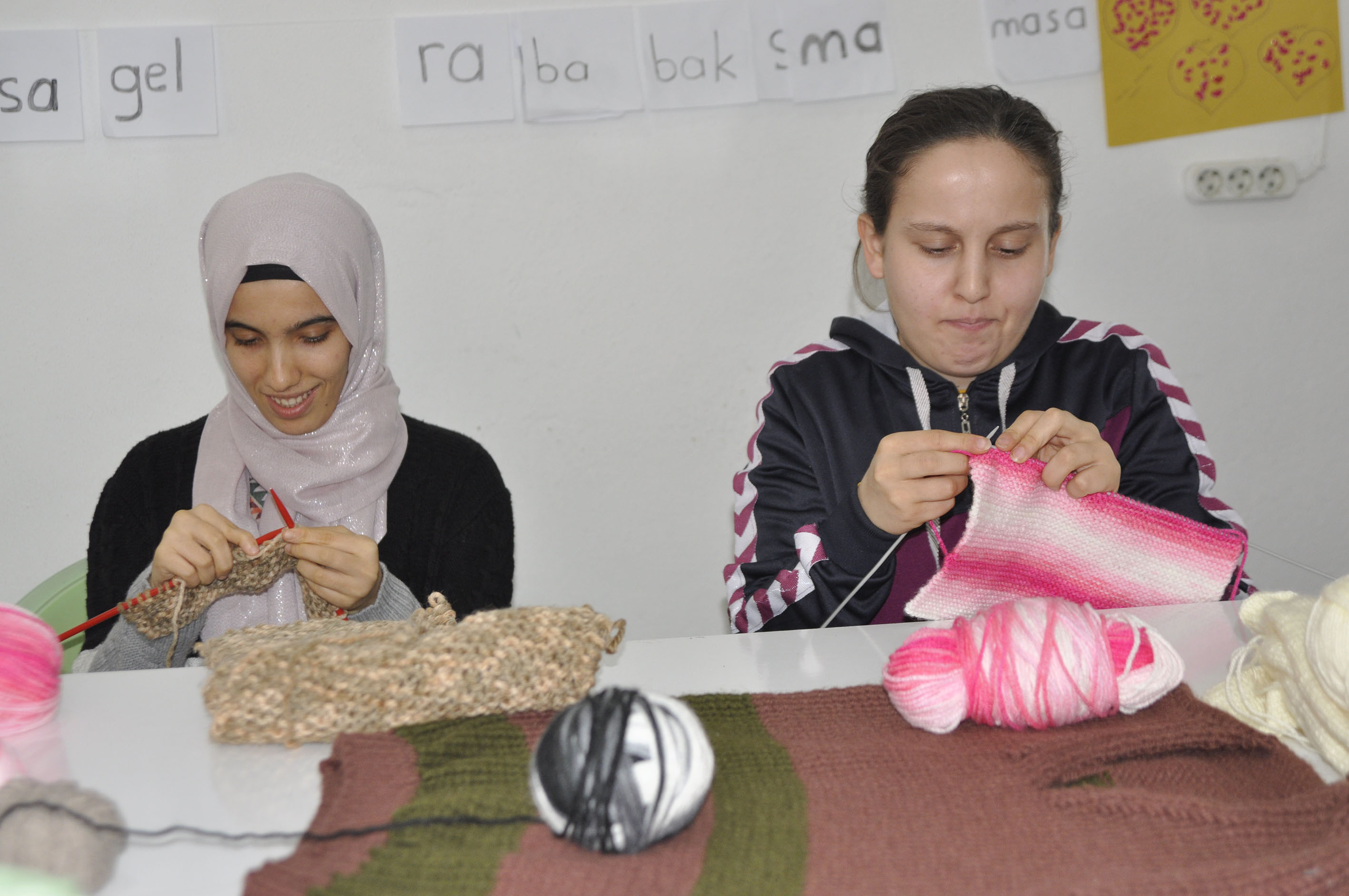 Artvin'de özel gereksinimli öğrenciler depremzede çocuklar için giysi örüyor