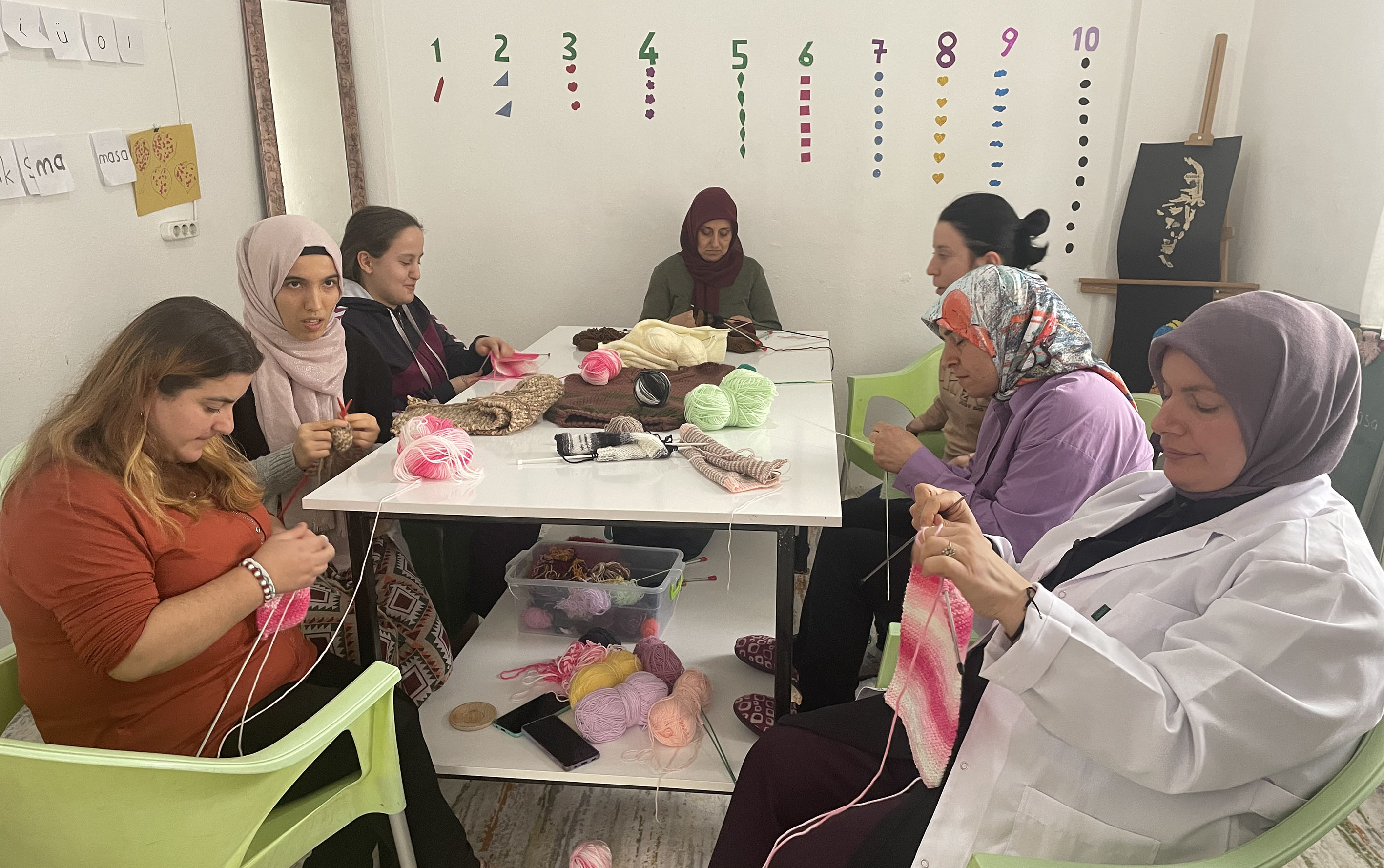 Artvin'de özel gereksinimli öğrenciler depremzede çocuklar için giysi örüyor