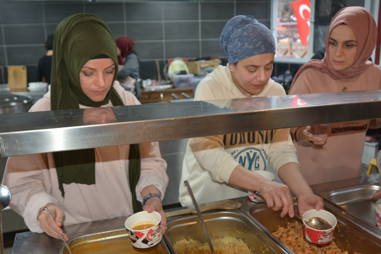 Trabzon'da gönüllüler depremzedeler için yemek pişiriyor
