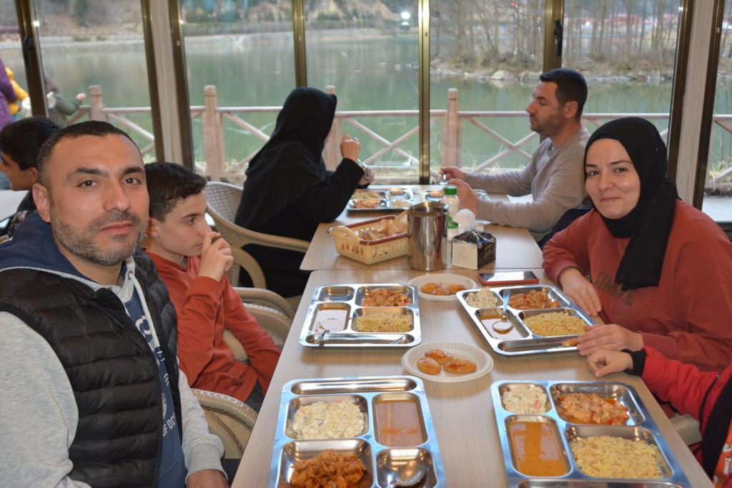 Trabzon'da gönüllüler depremzedeler için yemek pişiriyor