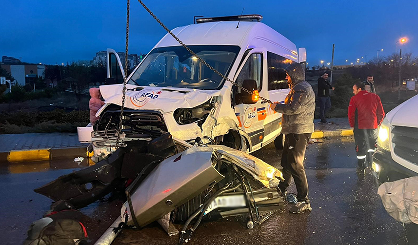 Deprem bölgesine giden AFAD aracı kaza yaptı! 1 ölü, 9 yaralı