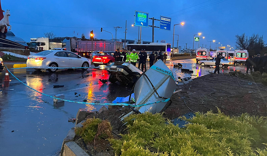 AFAD aracı deprem bölgesine gidiyordu kaza yaptı! 1 ölü, 9 yaralı