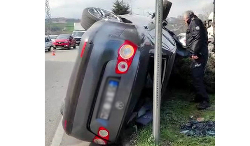 Samsun'da otomobil refüje çıktı! Ağacı yerinden söktü 