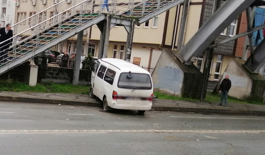 Rize'de araçlar birbirine girdi! Kazaya karışmamak için direğe çarptı 