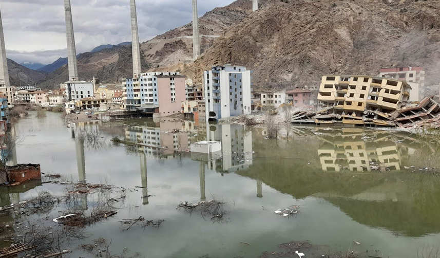 Artvin'de baraj suları boşaltılan binalara girdi