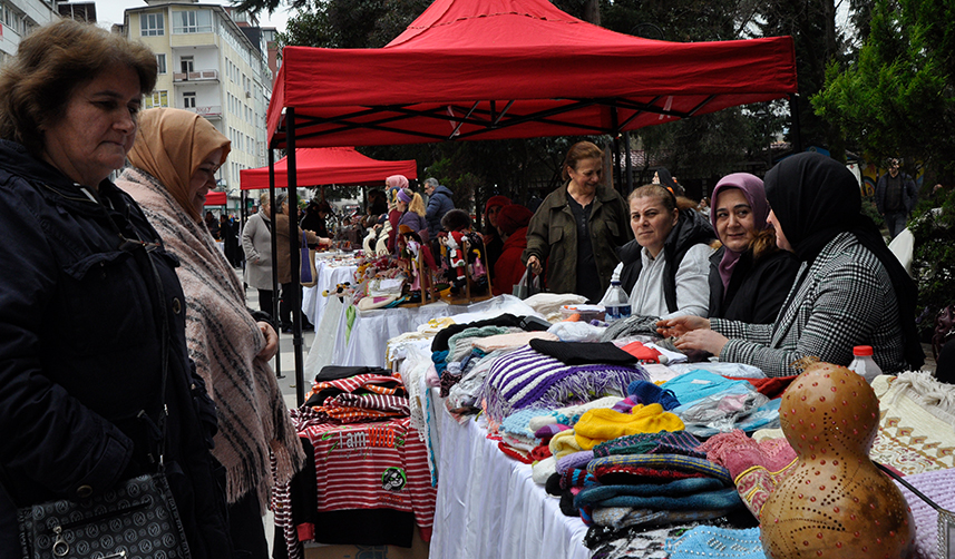 Artvin'de depremzedeler için kermes düzenlendi
